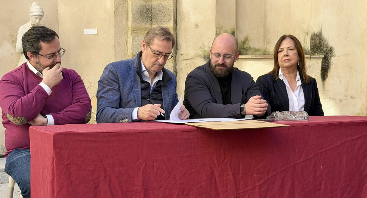 El Ayuntamiento y la Fundación Enrique Ochoa firman un protocolo para devolver el legado del artista a El Puerto