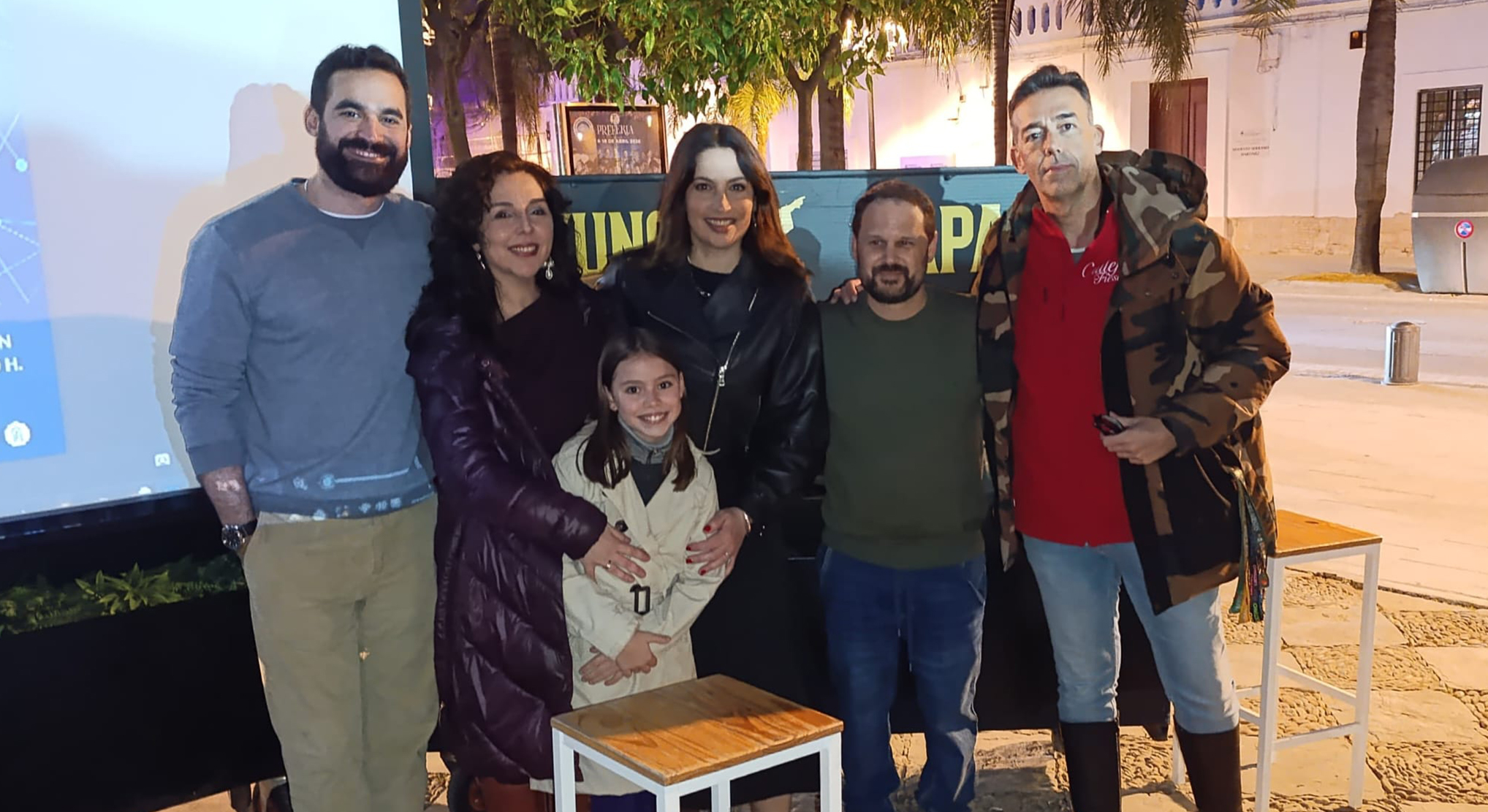 Calleja felicita al equipo del cortometraje 'IA', que anoche se proyectó en la Plaza Colón
