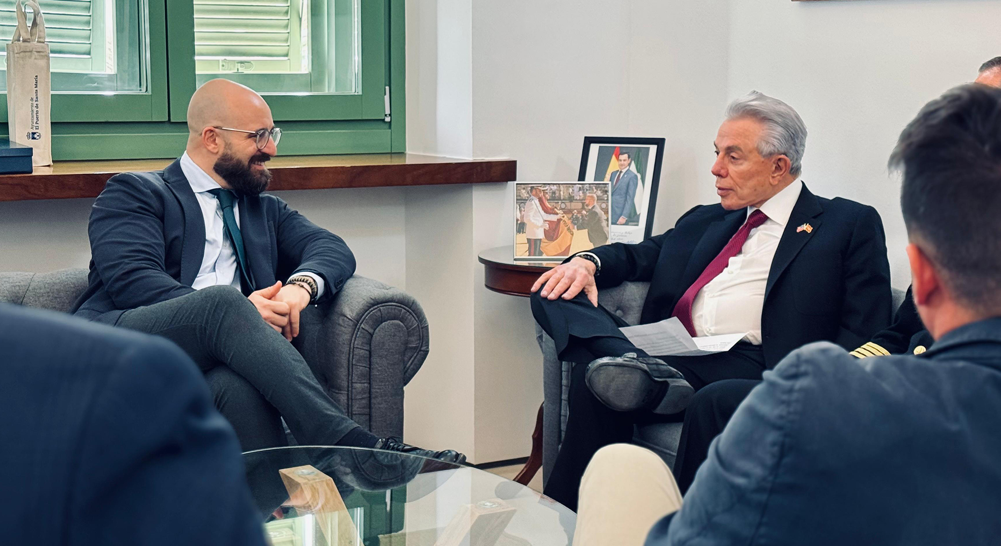 Germán Beardo recibe en el Ayuntamiento al embajador de Estados Unidos en España, Benjamín León Jr.