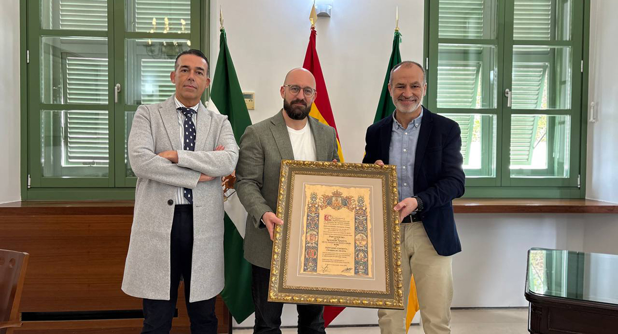 El alcalde de El Puerto, Germán Beardo, recibe al pregonero de la Semana Santa 2026