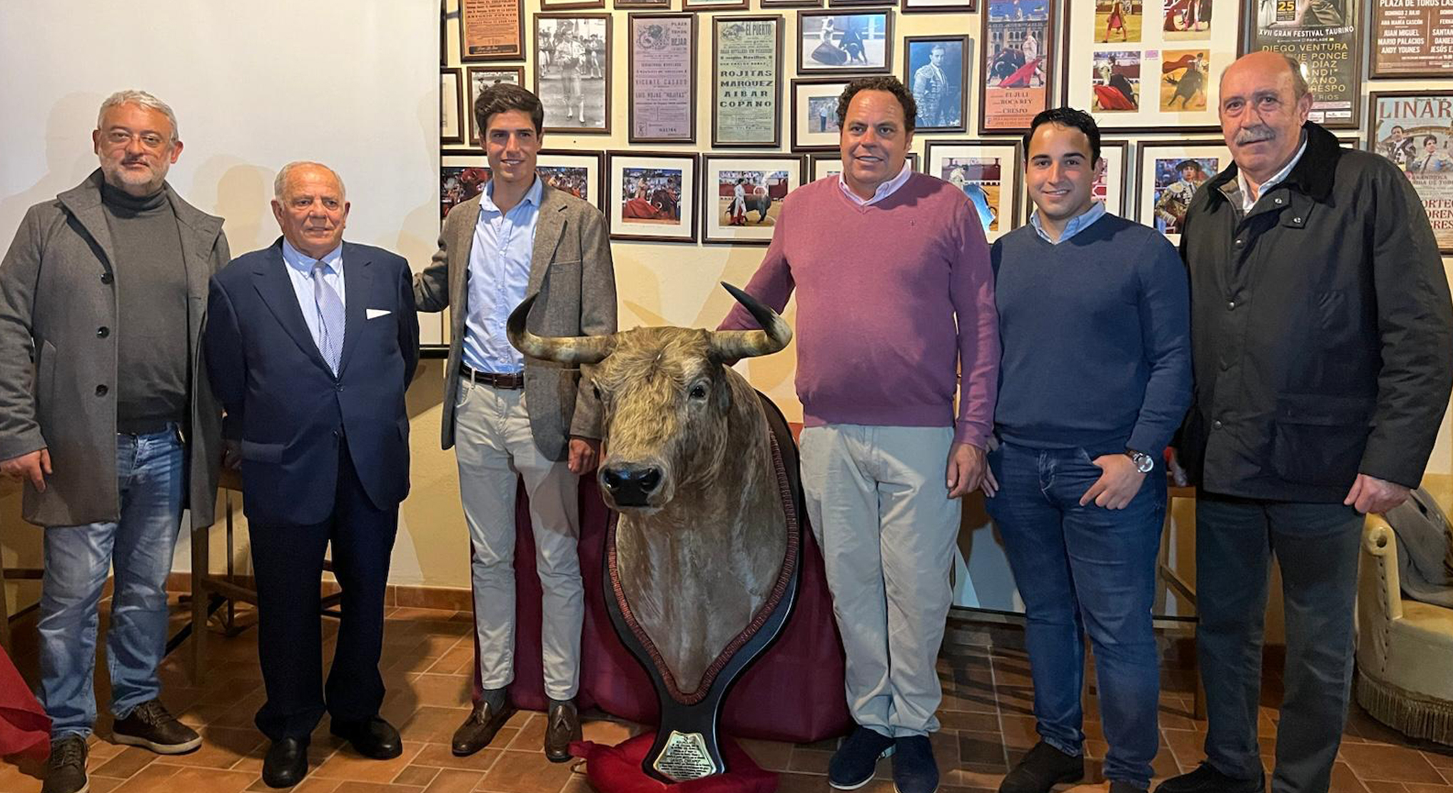 El torero, Daniel Crespo, recibe la cabeza del toro 'Aguaclara', símbolo de su triunfo la pasada Temporada en Plaza Real