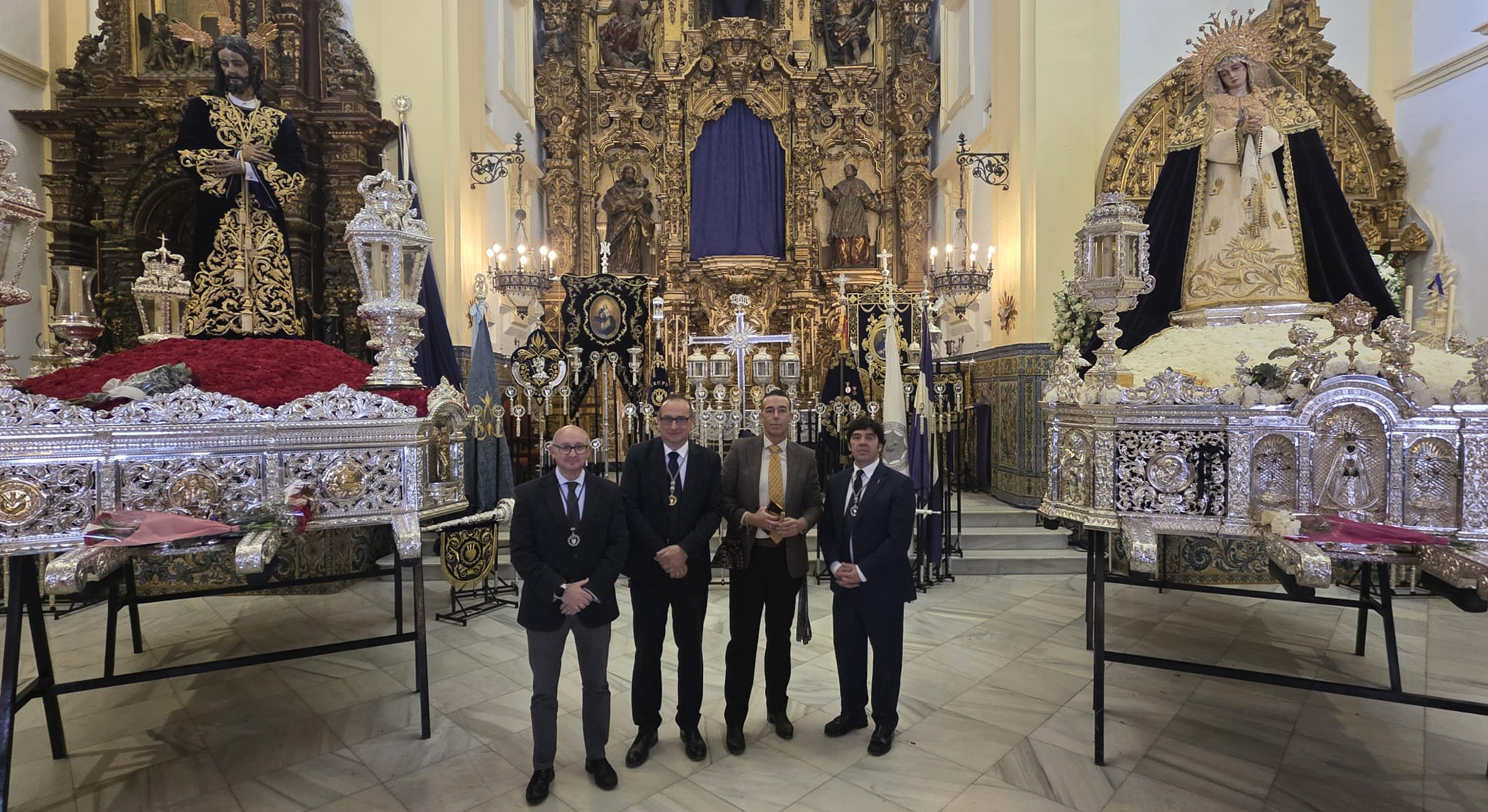 El equipo de Gobierno visita a la Hermandad del Dolor y Sacrificio para realizar la ofrenda floral antes de su Estación de Penitencia