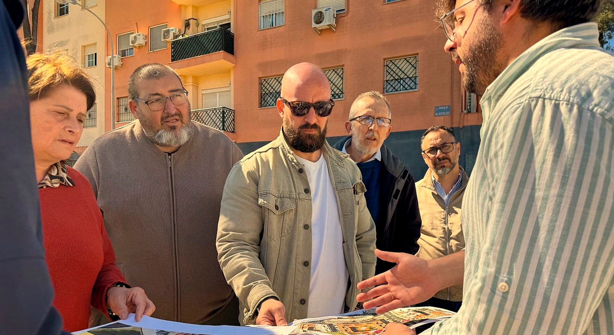 Germán Beardo visita El Tejar para contar a los vecinos la construcción de un nuevo aparcamiento y otras mejoras en el barrio