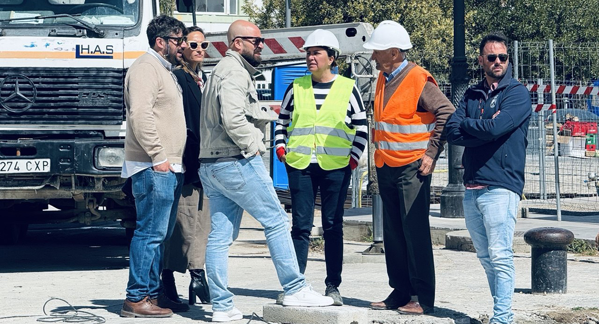 El alcalde de El Puerto supervisa los avances de la construcción de la nueva pasarela peatonal sobre el río Guadalete