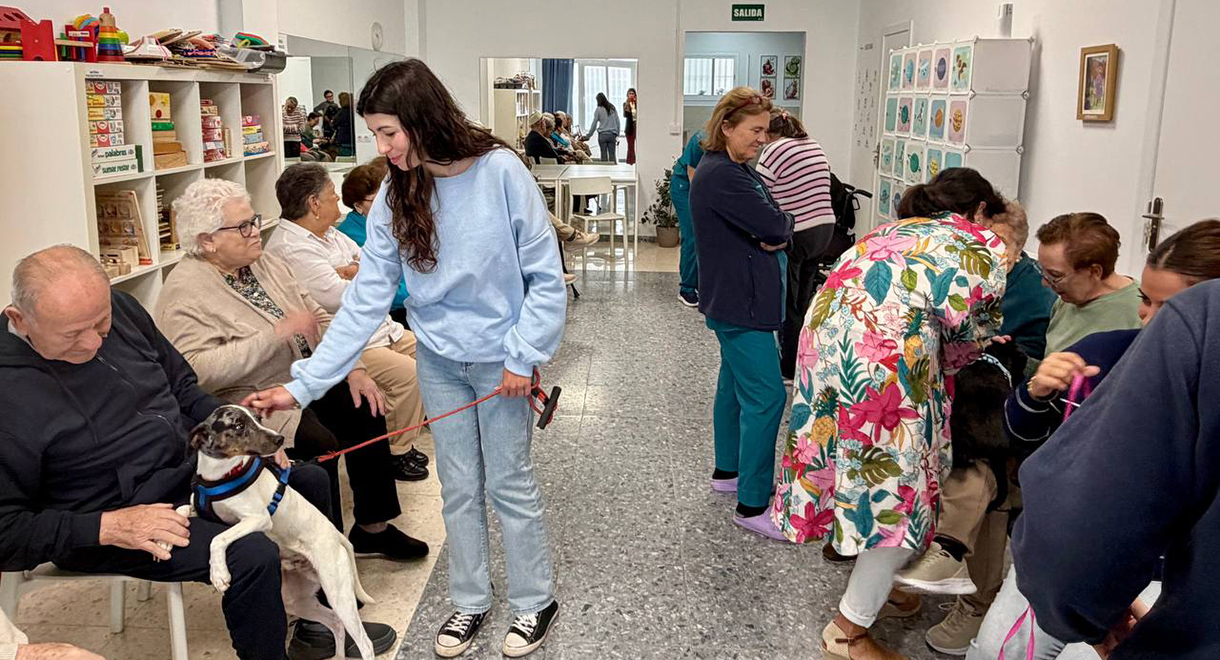 El Cemuproan de El Puerto de Santa María acerca su labor a los mayores con una jornada de convivencia en el Centro de San Juan