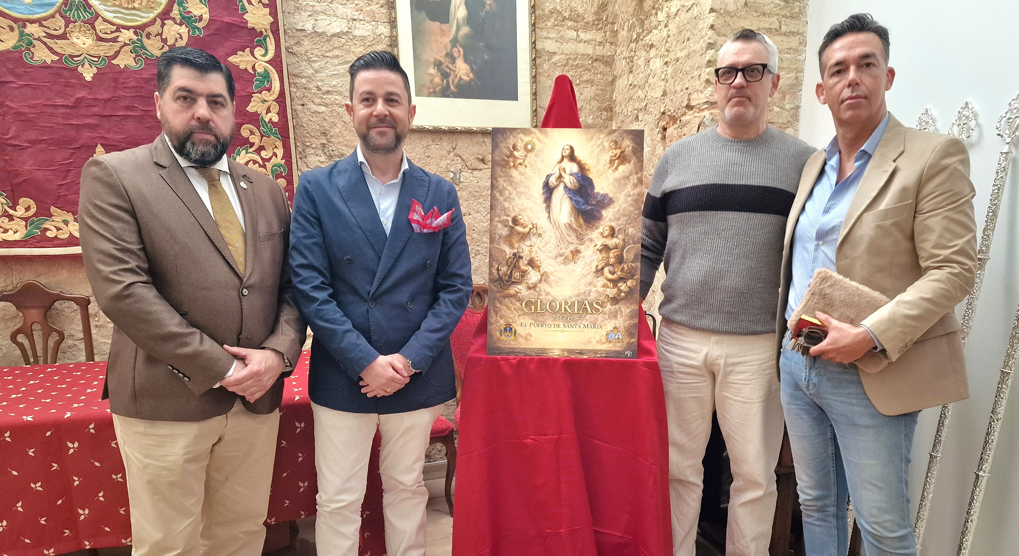 El Consejo Local de Hermandades presenta el cartel de Glorias, obra de Miguel Pino Naveiro, y entrega las tapas del pregón a Javier Villar