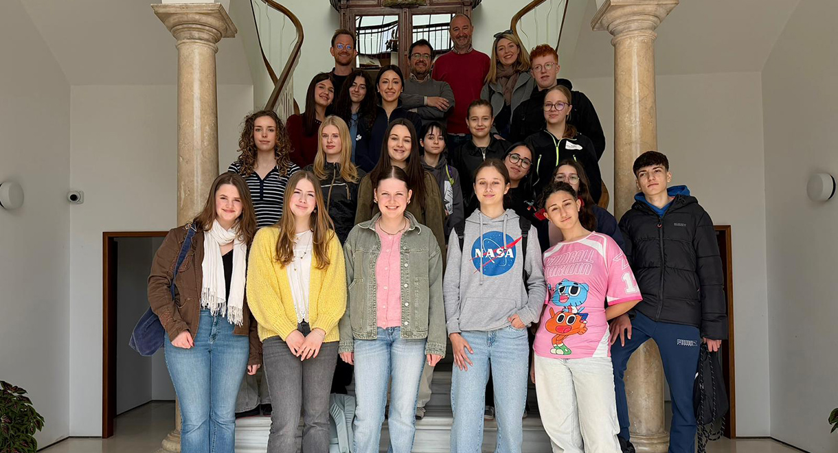 Alumnos de Erasmus procedentes de Alemania visitan el Ayuntamiento de El Puerto junto al teniente de alcalde de Educación, Enrique Iglesias