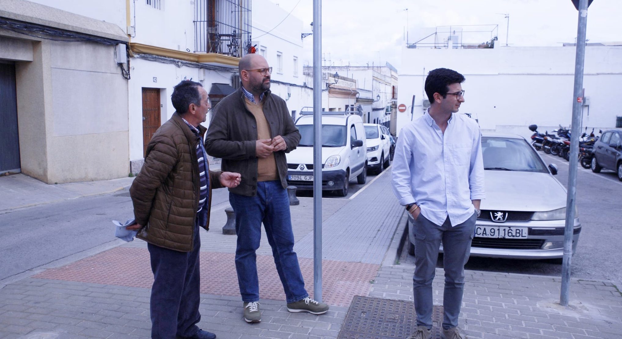 Javier Bello atiende sobre el terreno las demandas vecinales de Durango para impulsar mejoras inmediatas en el alumbrado