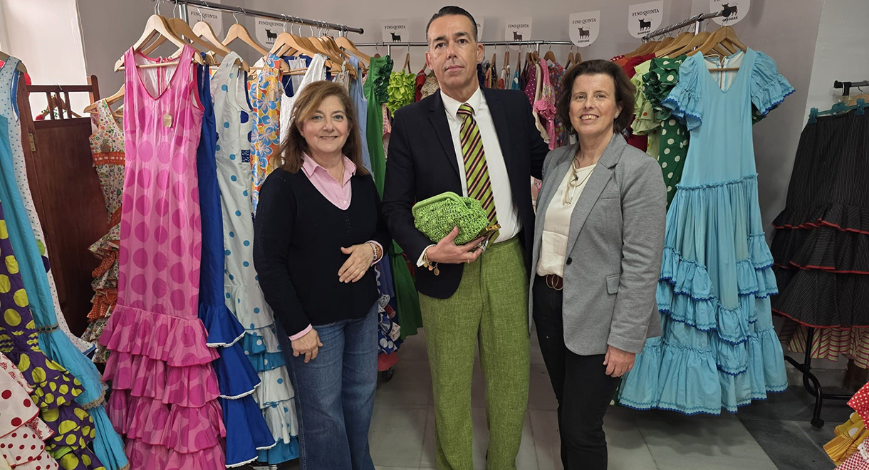 El teniente de alcalde de Comercio y Fiestas de El Puerto, David Calleja, respalda el Mercadillo Solidario de trajes de flamenca de la Asociación de Mujeres con Cáncer Bahía