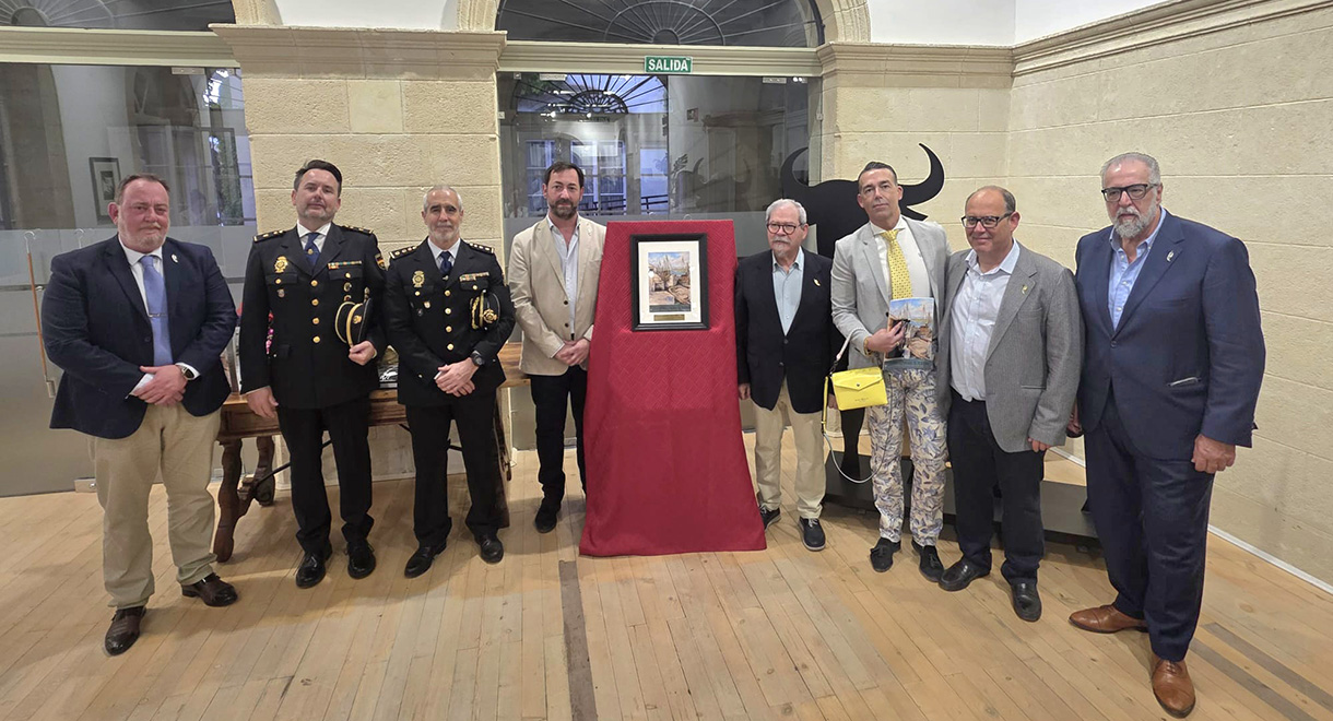 El teniente de alcalde de Fiestas, David Calleja, respalda la presentación del segundo número de la revista de la Caseta Tierra, Mar y Vino con motivo de la Feria de El Puerto 2026