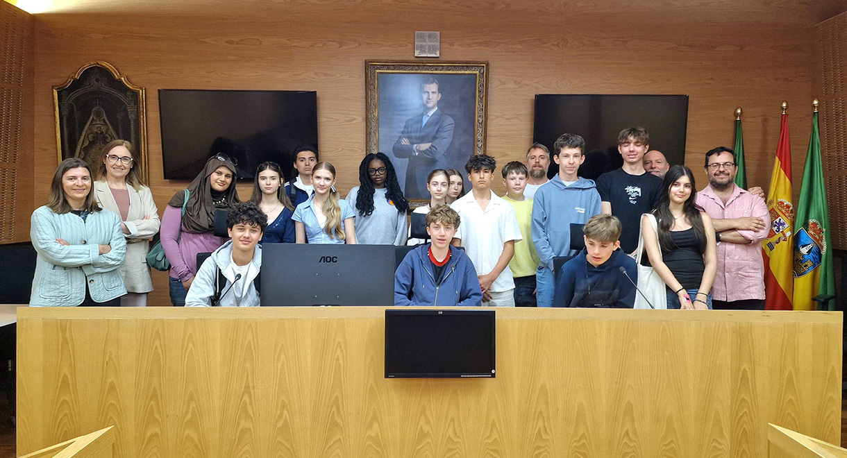 Alumnos de Erasmus procedentes de Alemania visitan el Ayuntamiento de El Puerto junto al teniente de alcalde de Educación, Enrique Iglesias
