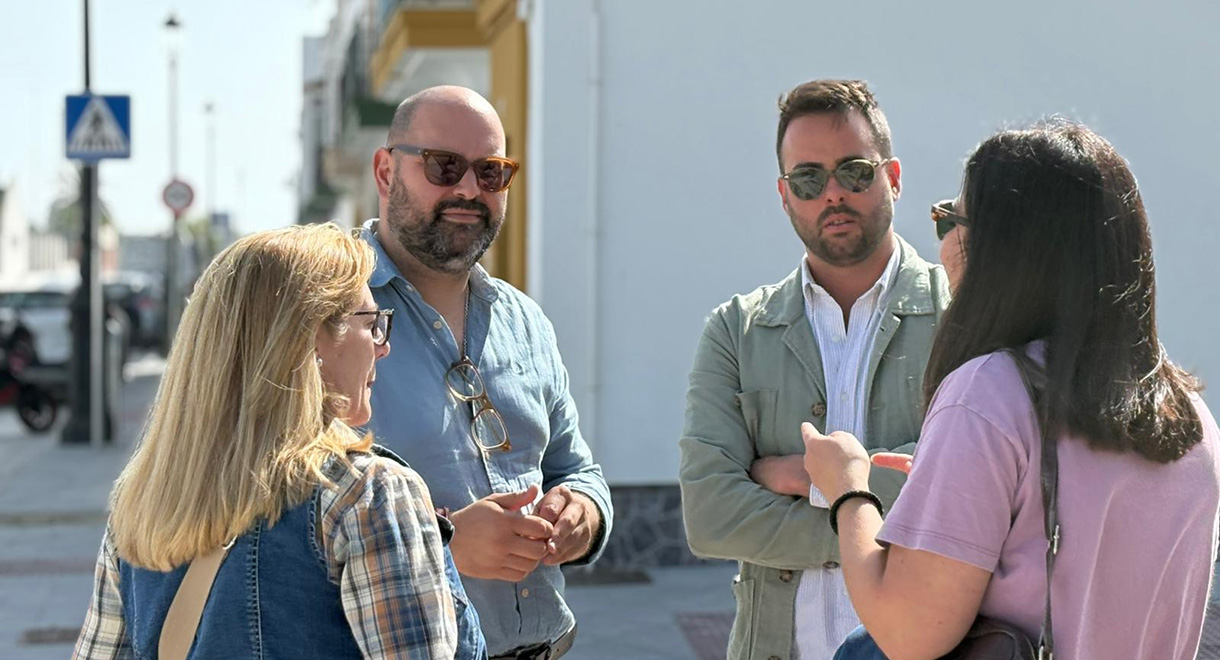 El Ayuntamiento de El Puerto refuerza su compromiso con los barrios atendiendo las demandas de la barriada La Playa junto a la Asociación de Vecinos San Marcos