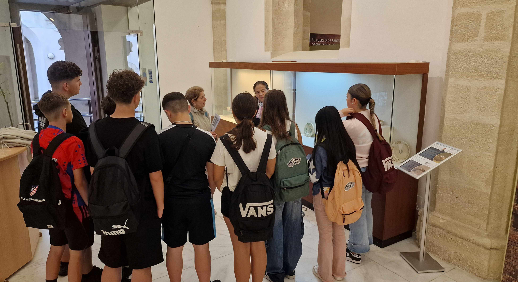 Alumnos de los IES Seritium, de Jerez, y La Arboleda, de El Puerto, participan en el Programa de Visitas Didácticas a la exposición ubicada en El Hospitalito
