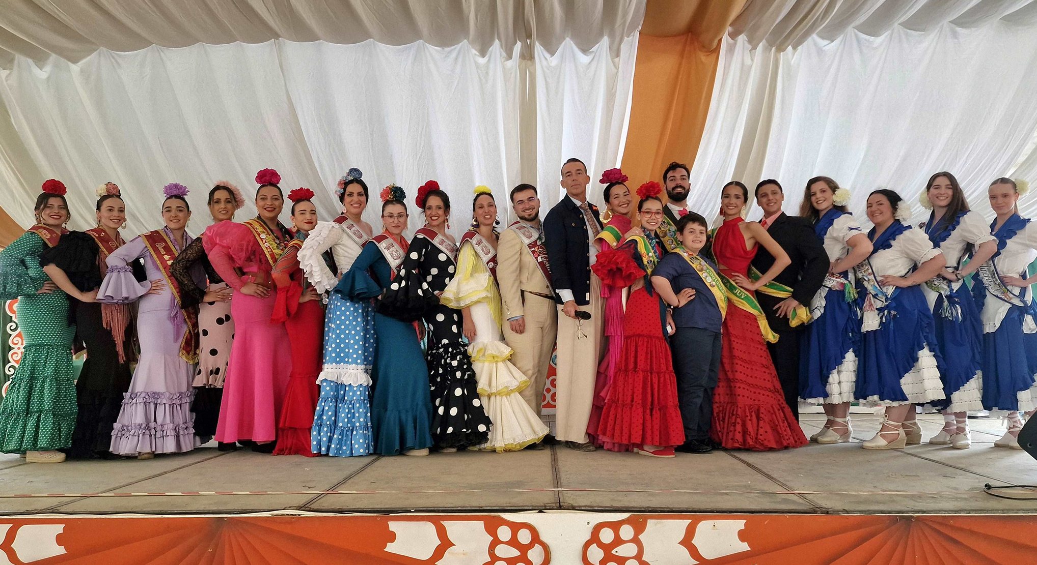 El teniente de alcalde de Fiestas, David Calleja, recibe en la Feria a los representantes de las fiestas de municipios de la Bahía de Cádiz