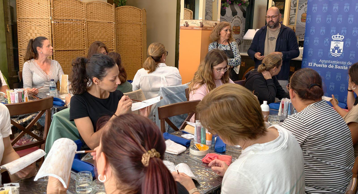 El Ayuntamiento de El Puerto inaugura un taller de manualidades para fomentar la creatividad y la participación vecinal