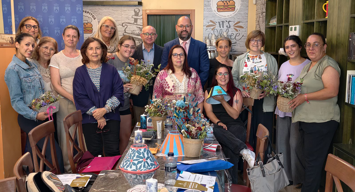 El Ayuntamiento de El Puerto entrega los diplomas del Taller de Manualidades