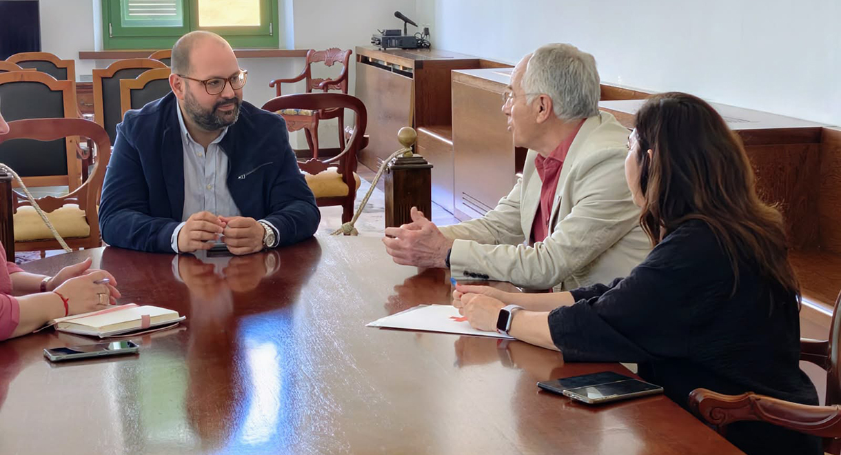 La Asamblea Local de Cruz Roja presenta al teniente de alcalde de Relaciones con la Ciudadanía, Javier Bello, su memoria de actividades de 2025 en El Puerto