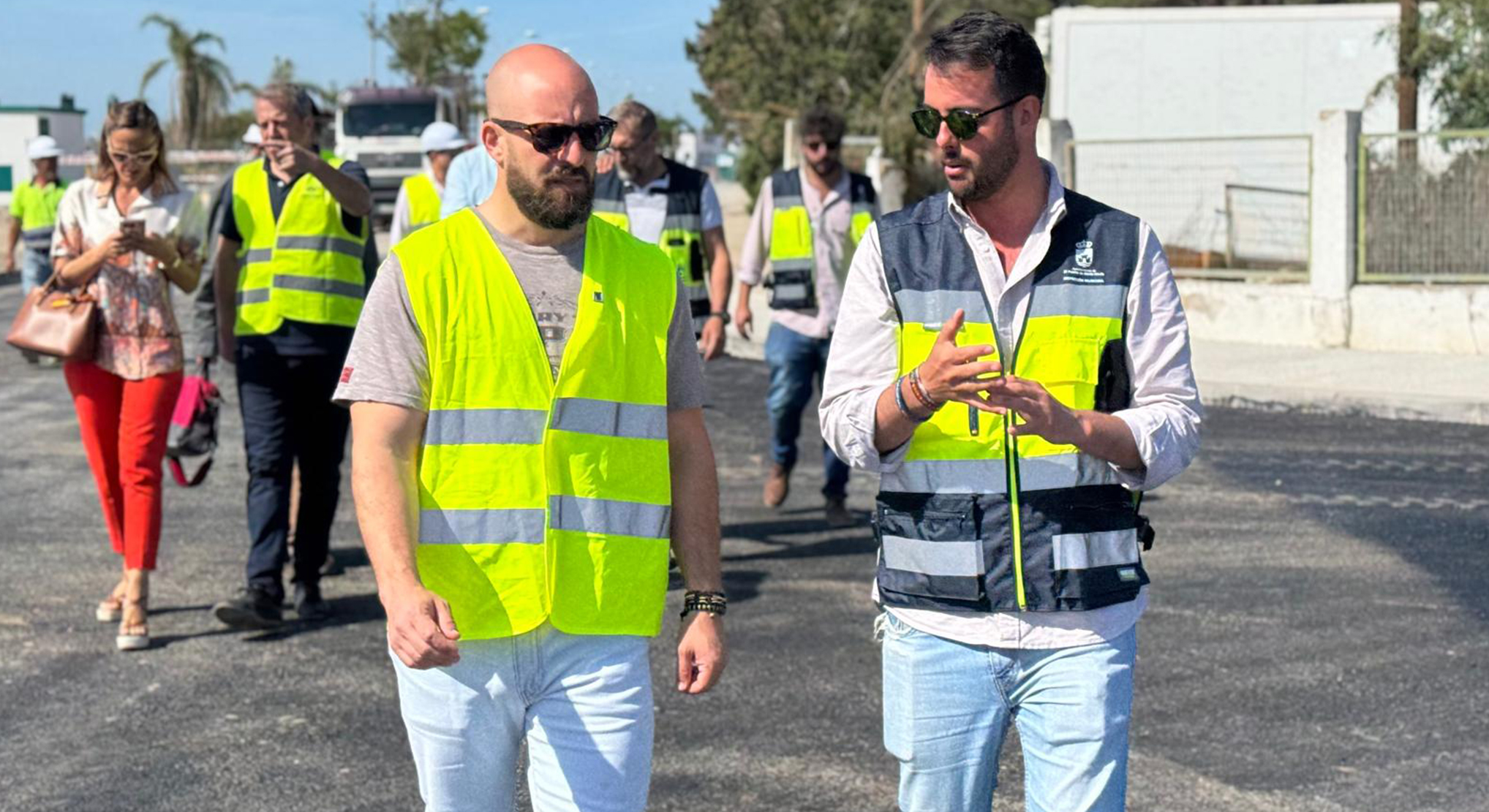 Germán Beardo supervisa el asfaltado de la rotonda de La Puntilla