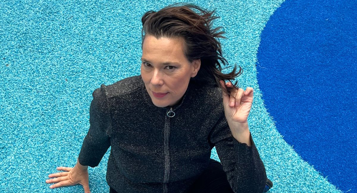 La temporada Invierno – Primavera 2026 del Teatro Municipal Pedro Muñoz Seca de El Puerto continúa este viernes con Laetitia Sadier, una de las grandes personalidades del pop moderno