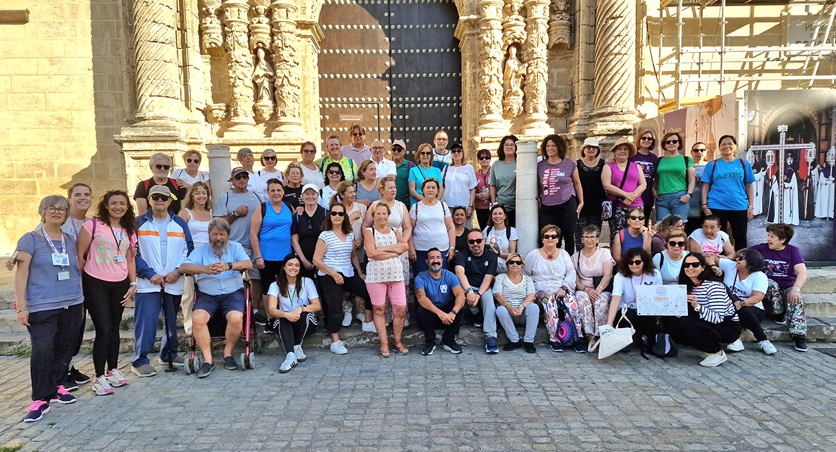 Medio centenar de personas participan en la caminata saludable impulsada por la concejalía de Juventud y Deportes de El Puerto dentro del programa andaluz 'Por un millón de pasos'