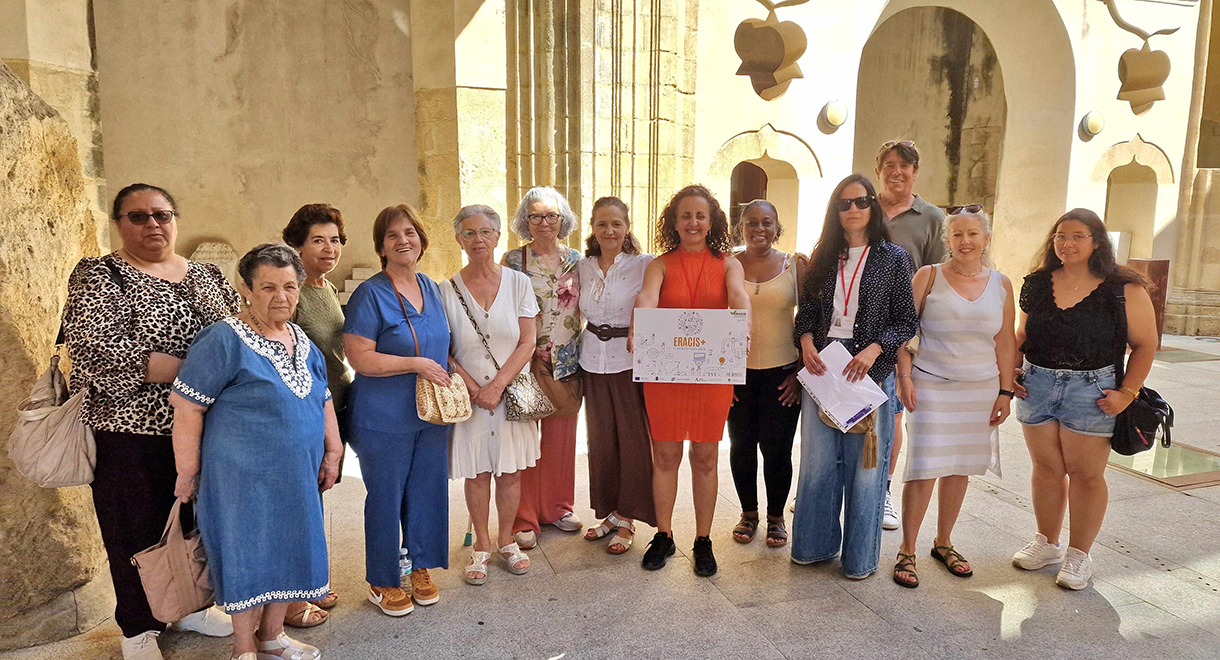Alumnos del IES Santo Domingo y participantes de la Eracis + participan en el Programa de Visitas Didácticas a la exposición ubicada en El Hospitalito