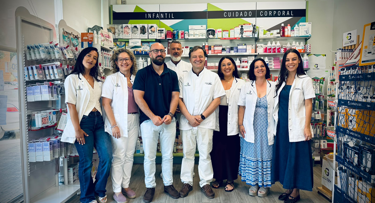 Germán Beardo felicita a la Farmacia Giráldez por su 50 aniversario en El Puerto de Santa María