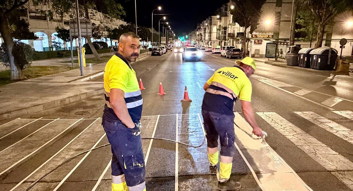 El Ayuntamiento de El Puerto refuerza la seguridad vial en la calle Valdés con la renovación integral de su señalización horizontal