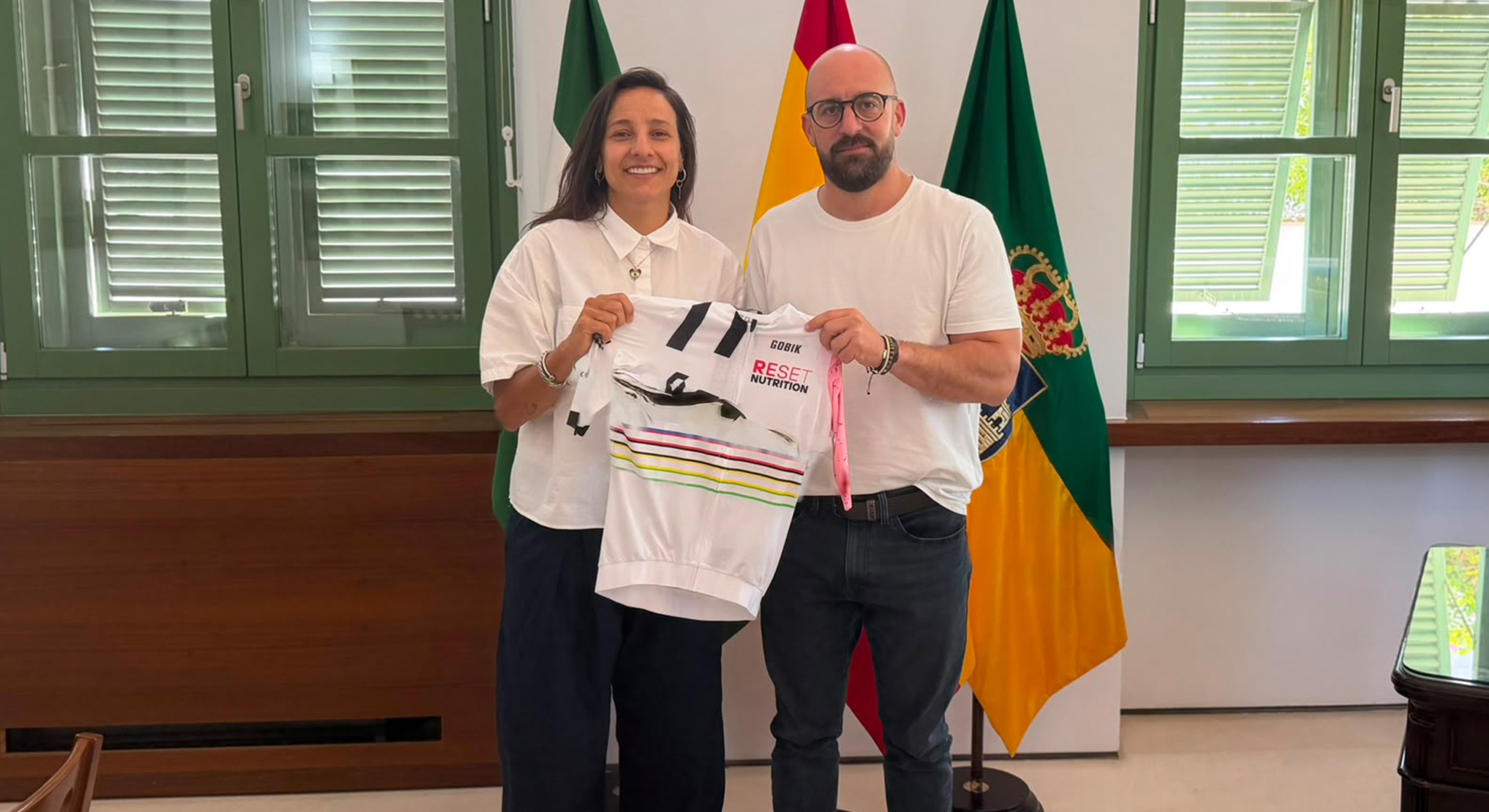 Germán Beardo recibe a la campeona del mundo máster de XCO Myriam Benítez Vera y destaca su papel como referente del deporte portuense