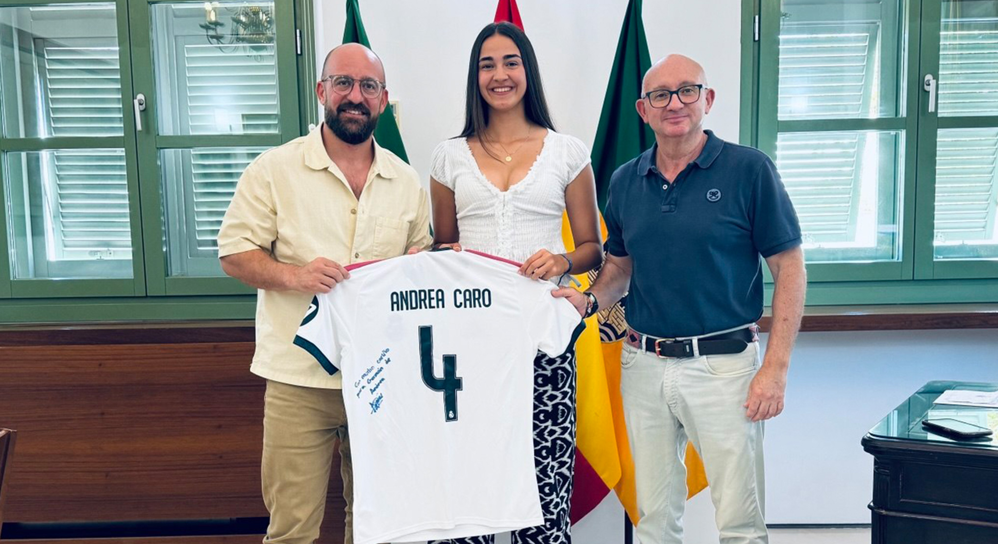 Germán Beardo recibe a la futbolista portuense Andrea Caro tras su fichaje por el Real Madrid