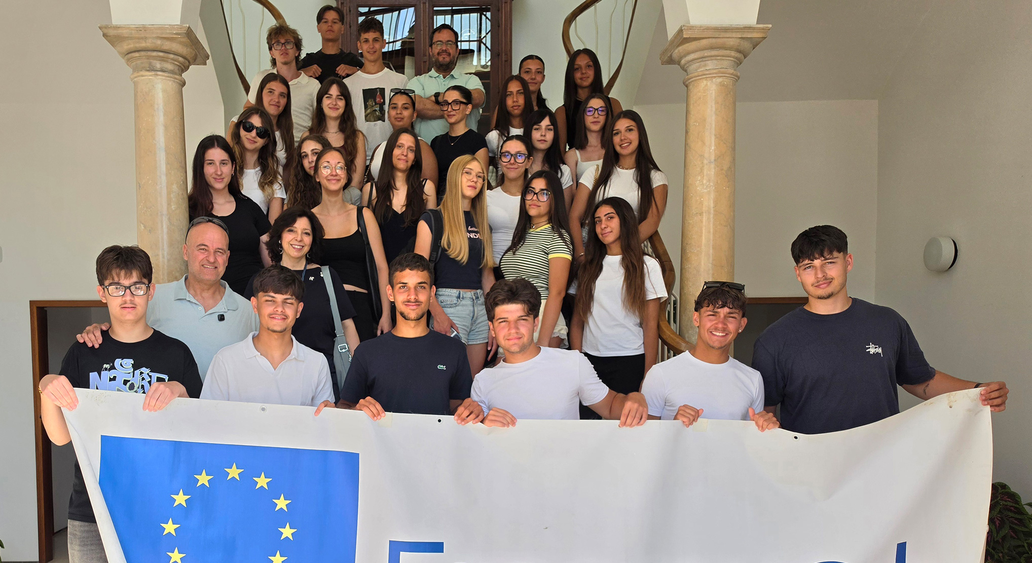 Alumnos de Erasmus procedentes de Italia visitan el Ayuntamiento junto al teniente de alcalde de Educación, Enrique Iglesias