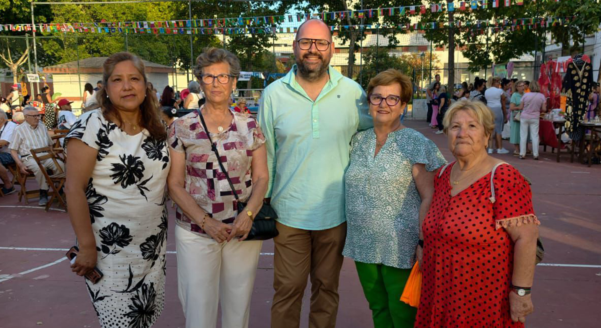 La VII Velada Multicultural llena de convivencia y diversidad la barriada de Los Milagros