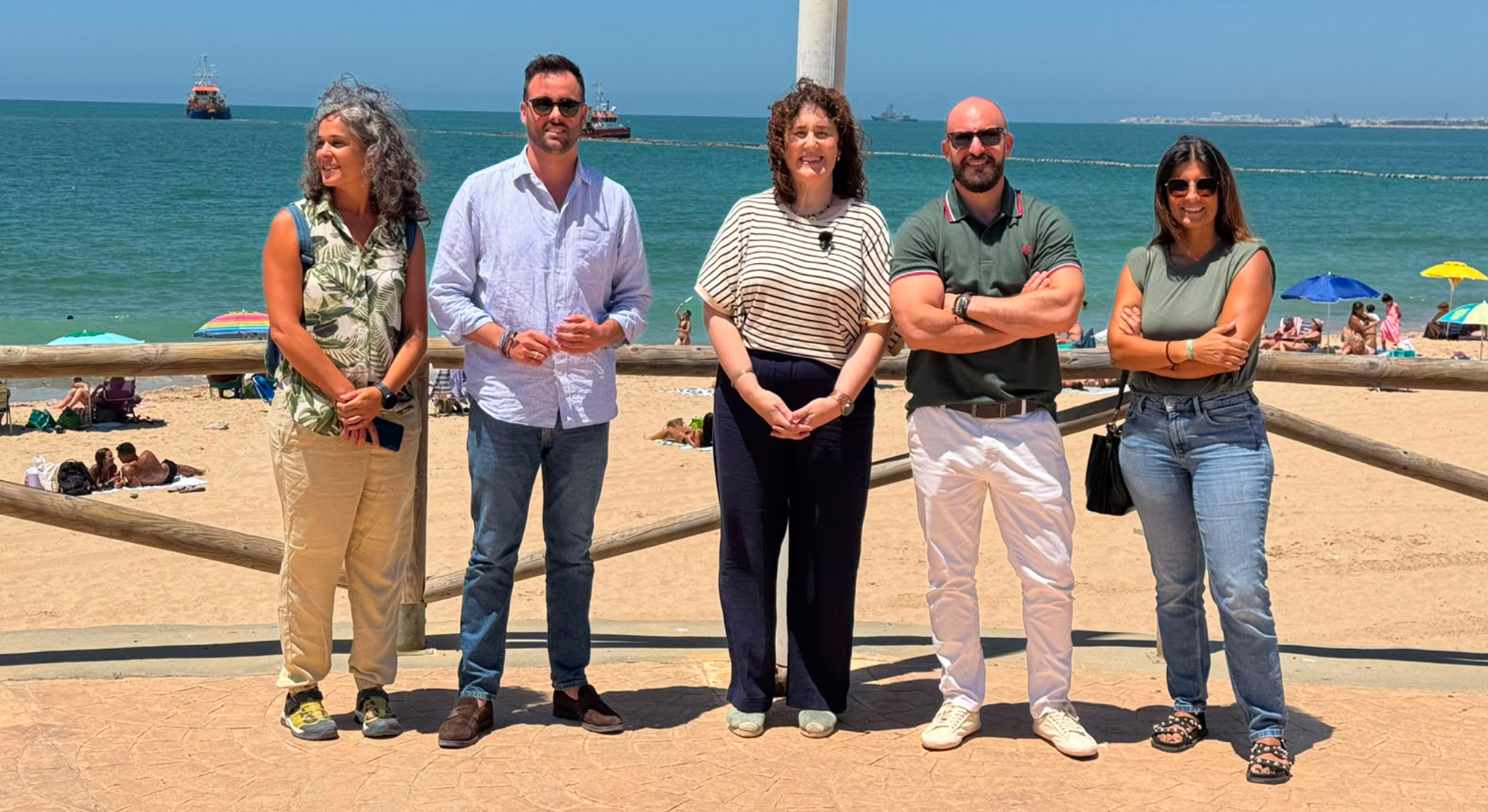 Germán Beardo iza la Bandera Azul en la Playa de La Redes, que revalida la excelencia del litoral de El Puerto para el verano 2026