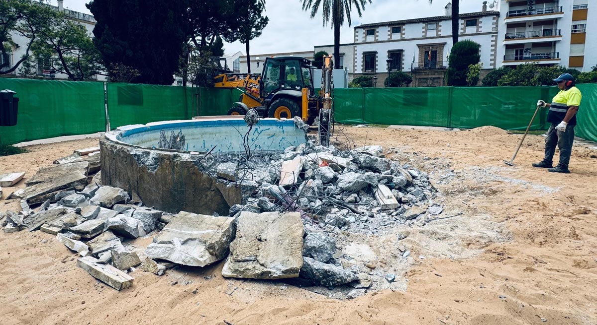 Comienzan las obras de la nueva fuente ornamental de la Plaza del Polvorista del centro de El Puerto