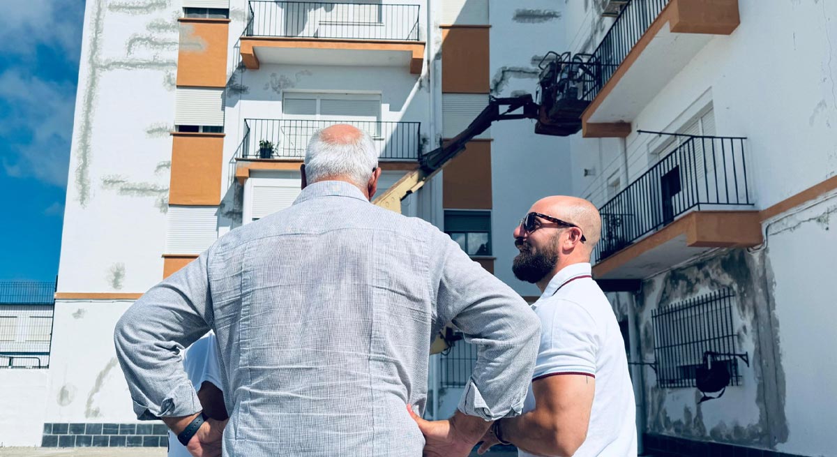 Germán Beardo supervisa la reparación integral de los bloques de viviendas que Avanza El Puerto tiene en La Puntilla