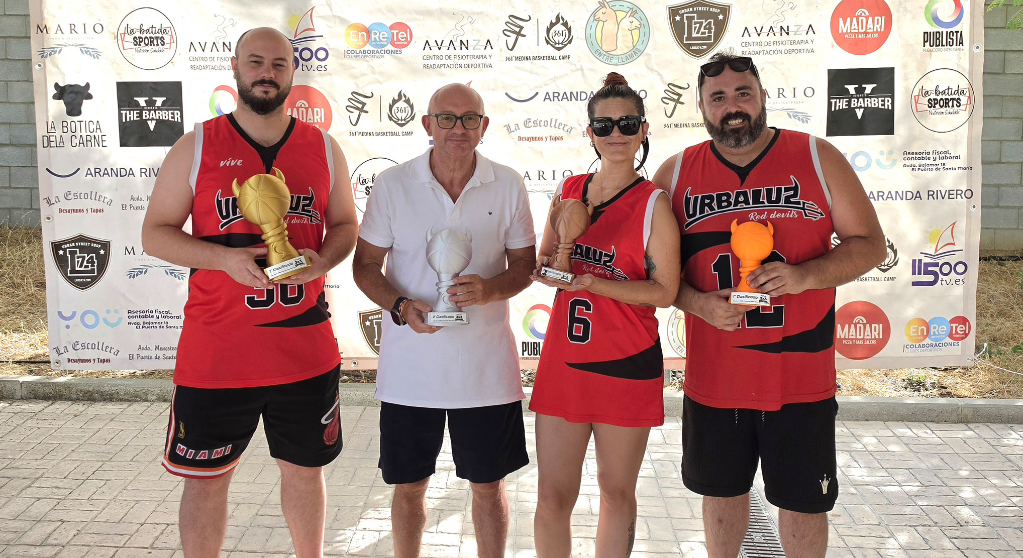 El VI Torneo 3 x 3 Urbaluz Red Devils de baloncesto concentra en el Pabellón Angelita Alta a cerca de un centenar de jugadores procedentes de toda la provincia
