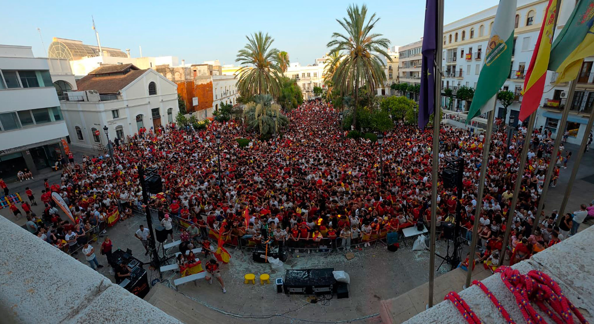 La Plaza Isaac Peral se tiñe de color rojo para ver conseguir a España su segunda estrella en la Final del Mundial de Fútbol 2026