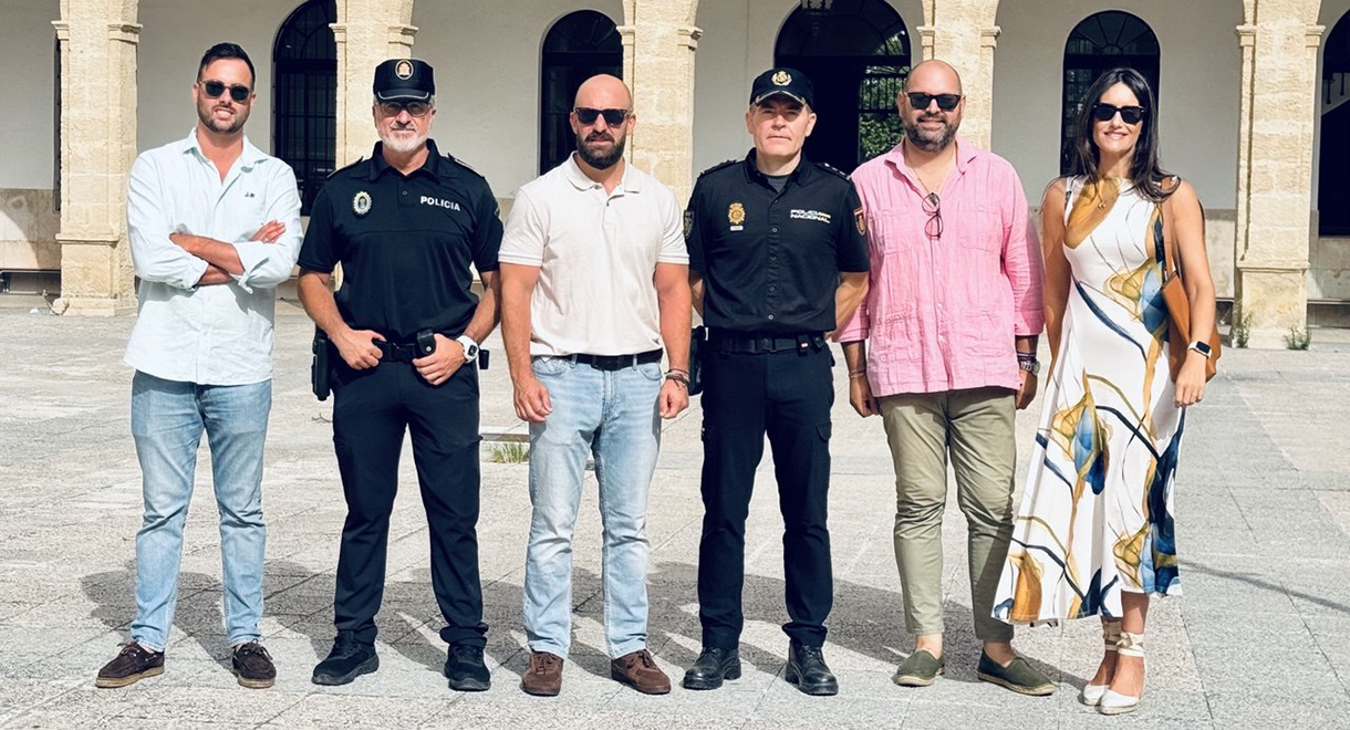El alcalde supervisa el inicio de las oposiciones para Policía Local y reafirma su compromiso con el refuerzo de la plantilla