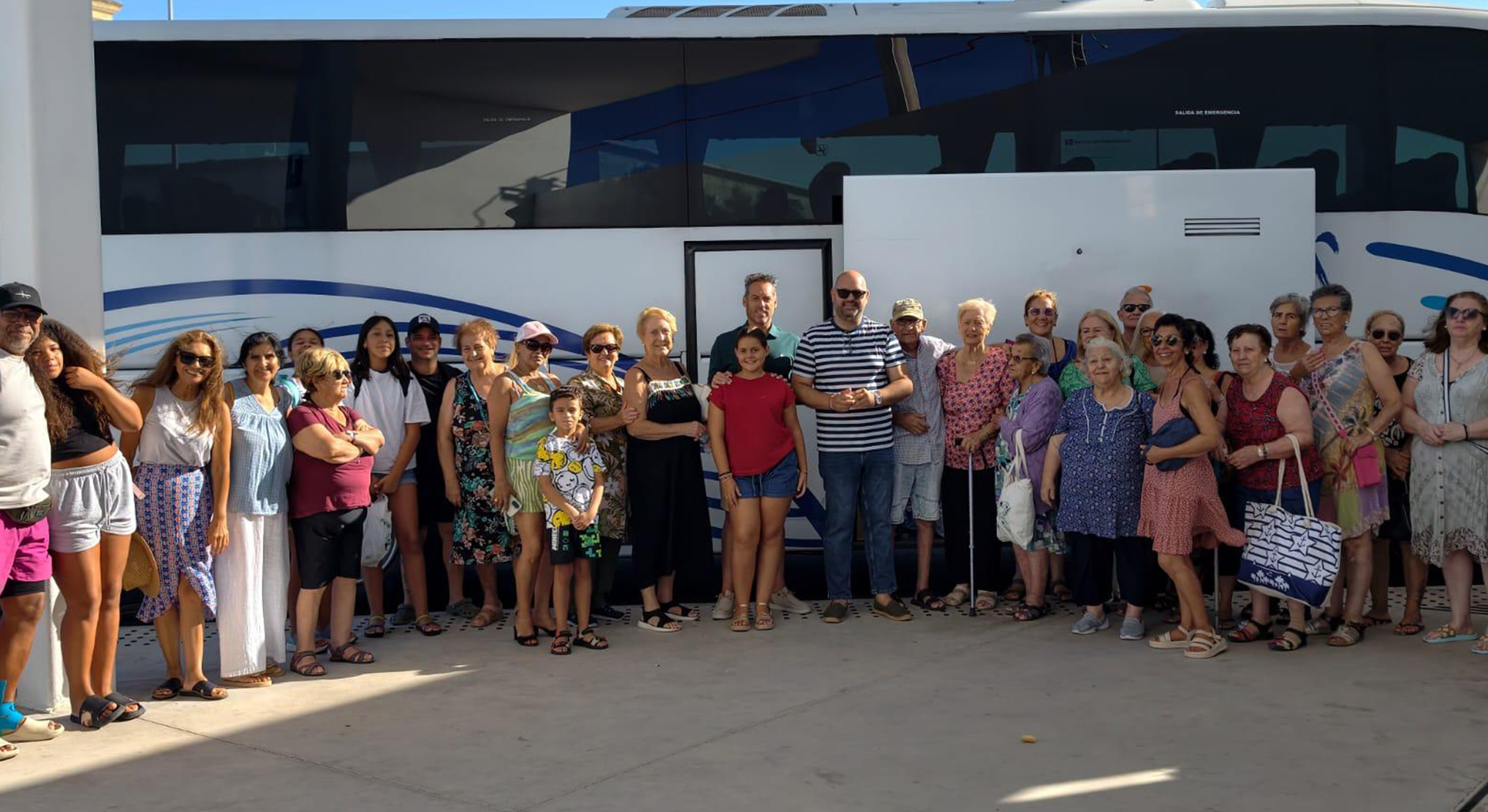 50 personas residentes en Los Milagros disfrutan de un viaje a la playa artificial de Arcos organizado por la concejalía de Relaciones con la Ciudadanía