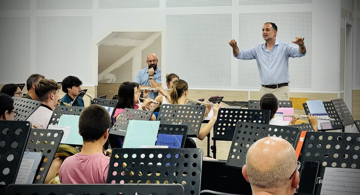 Germán Beardo comprueba el avance de las obras de mejora y climatización de la sede de la Banda Maestro Dueñas
