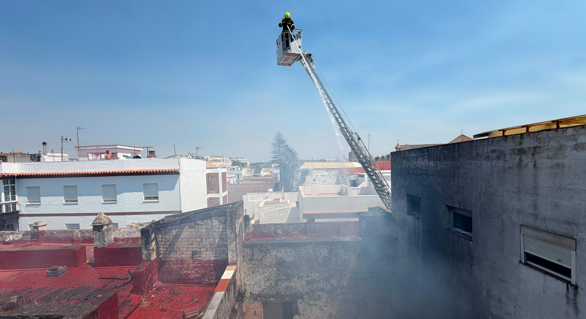 Bajo control el incendio registrado en un edificio de la calle Chanca 29