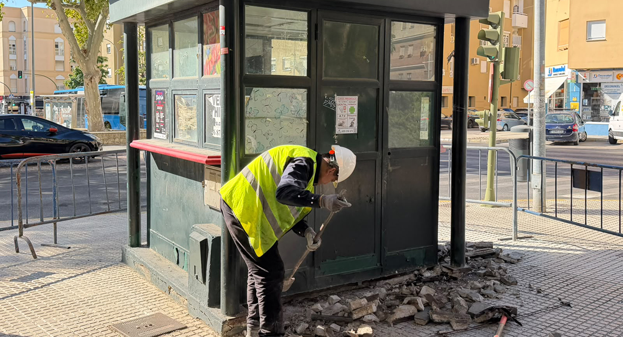 El Ayuntamiento de El Puerto retira las estructuras de 5 kioscos en desuso por seguridad y salubridad de la vía pública