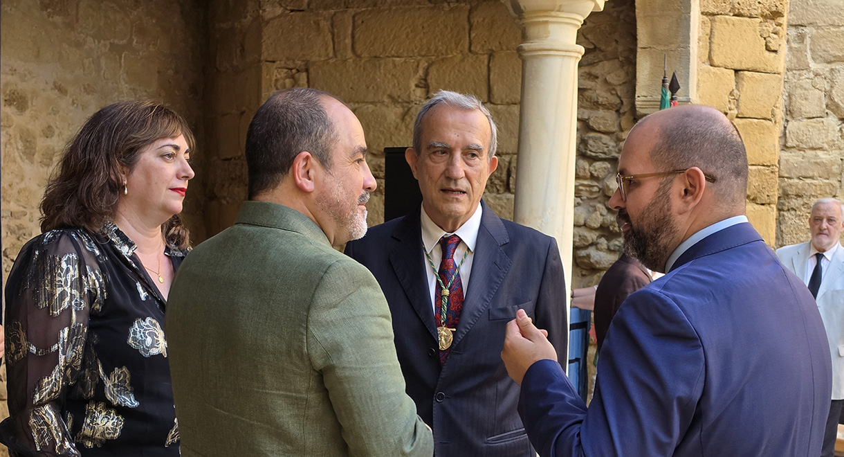 El concejal Javier Bello acompaña a la Academia de Bellas Artes Santa Cecilia de El Puerto en la toma de posesión del músico y director de orquesta Alberto Barea como académico