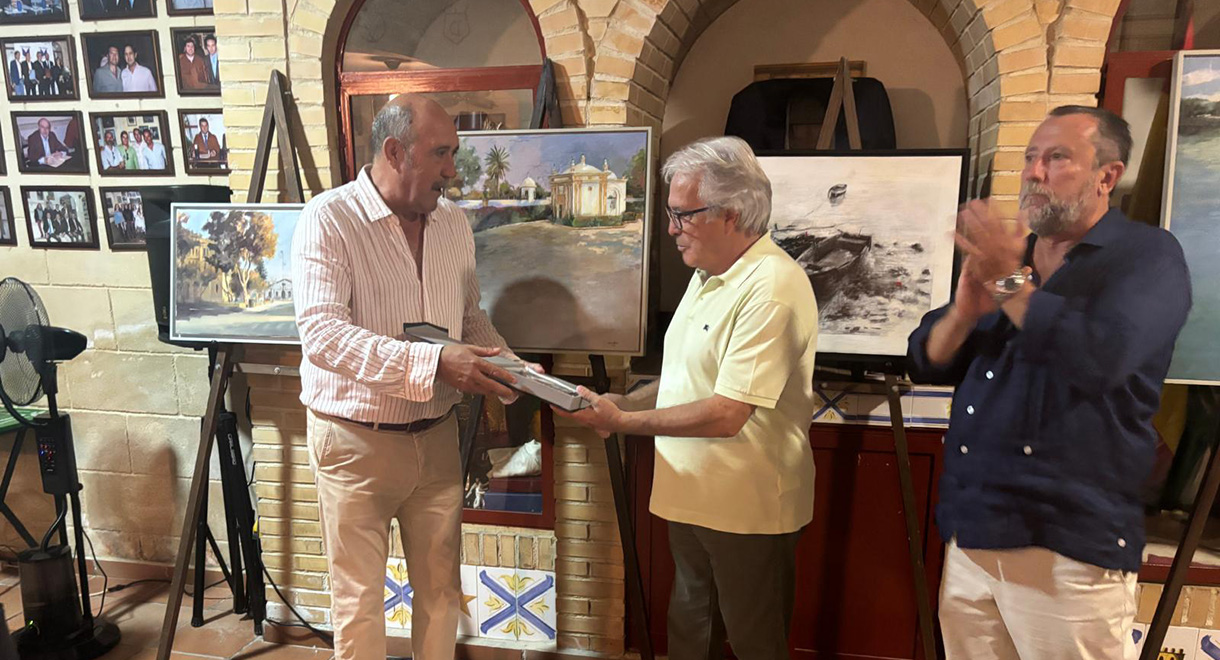 Carmelo Navarro acompaña al Club Taurino El Rabo en la inauguración de la exposición 'Acrílicos' de Juan Ariza Bernal