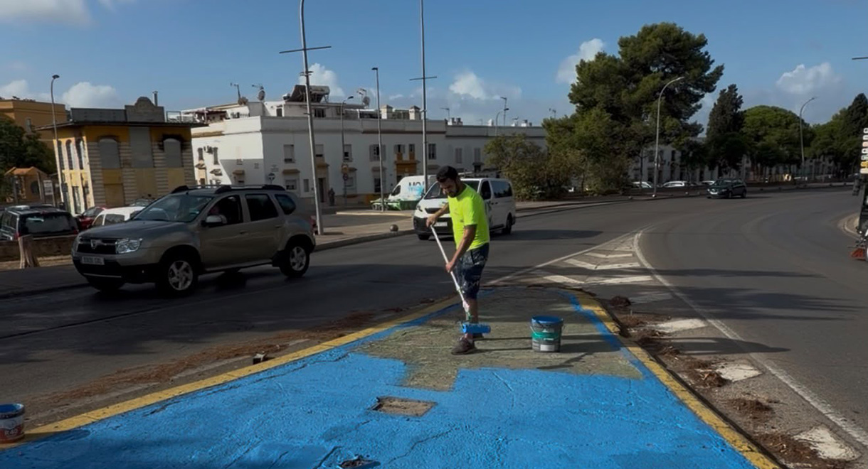 El Puerto continúa mejorando sus calles con el repintado de las medianas de la ciudad
