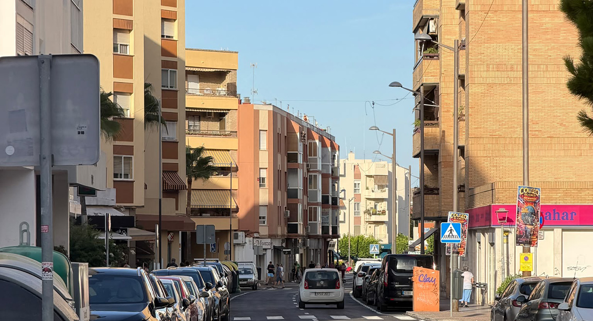 El Ayuntamiento renueva la iluminación de la Avenida del Ejército dentro de una mejora integral de una de las principales zonas comerciales de El Puerto