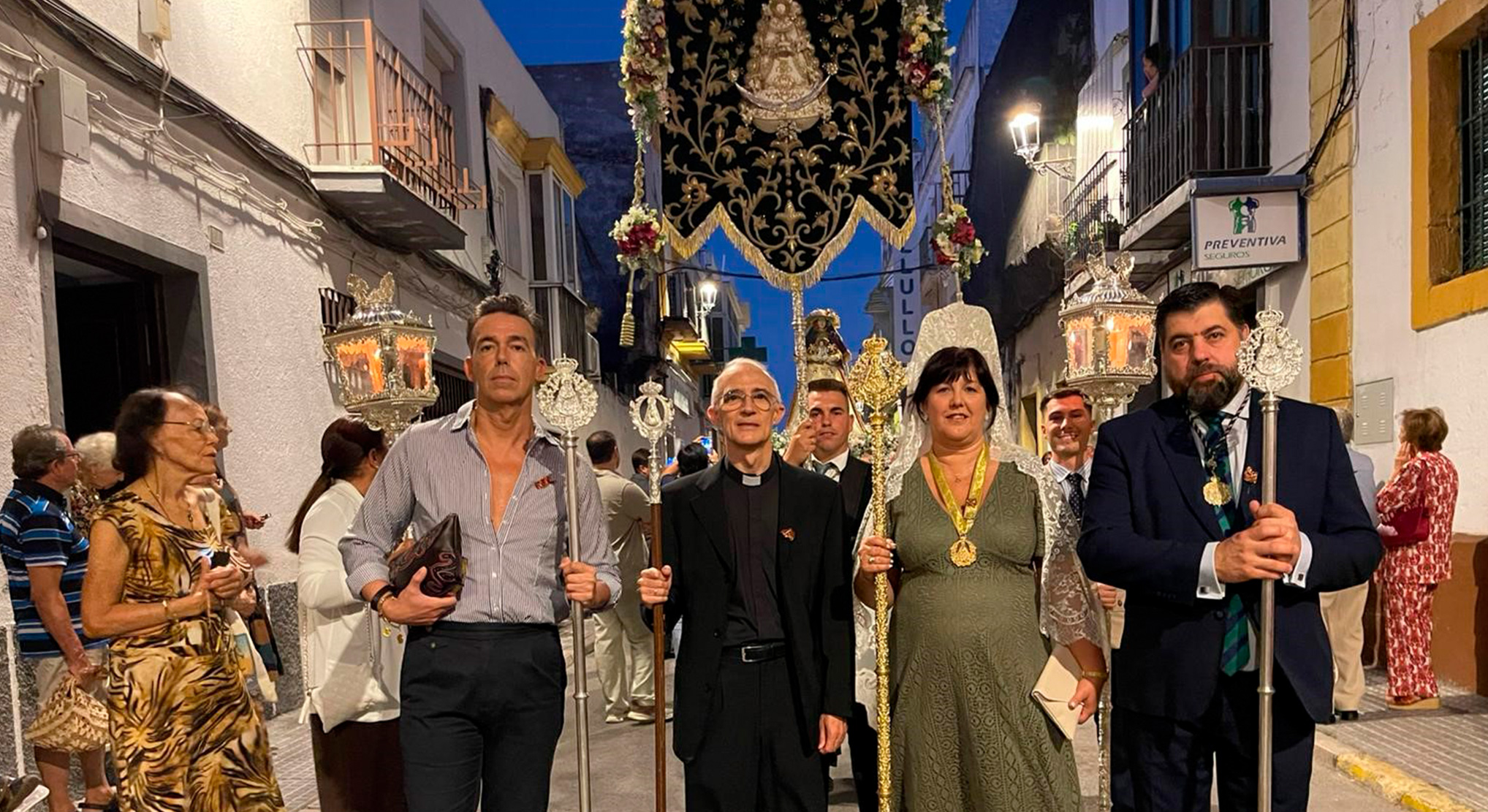 La Virgen del Rocío procesionó ataviada con sus galas de Pastora