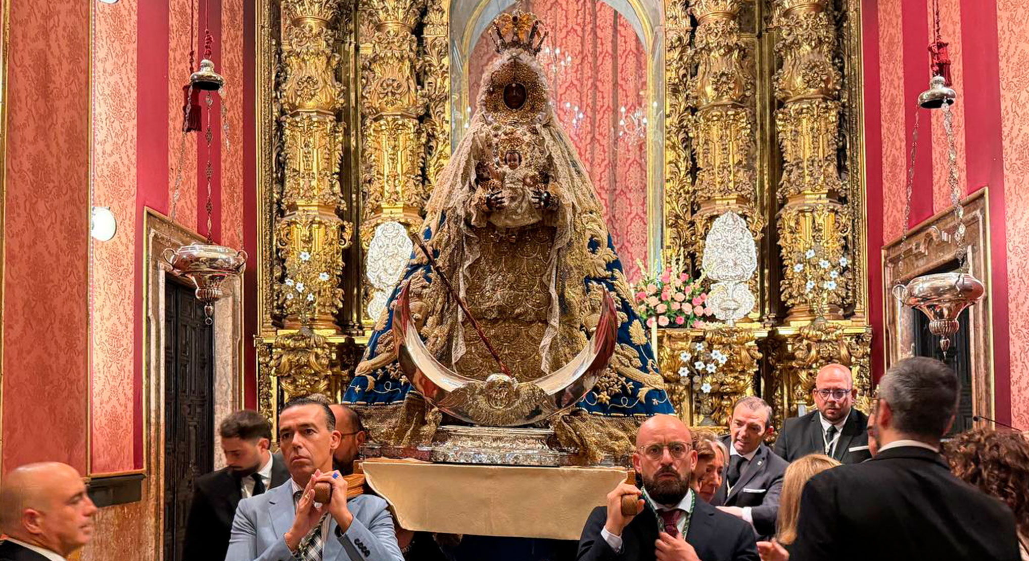 La imagen de la Patrona y Alcaldesa Perpetua de El Puerto es trasladada desde su Capilla al Altar Mayor de la Basílica