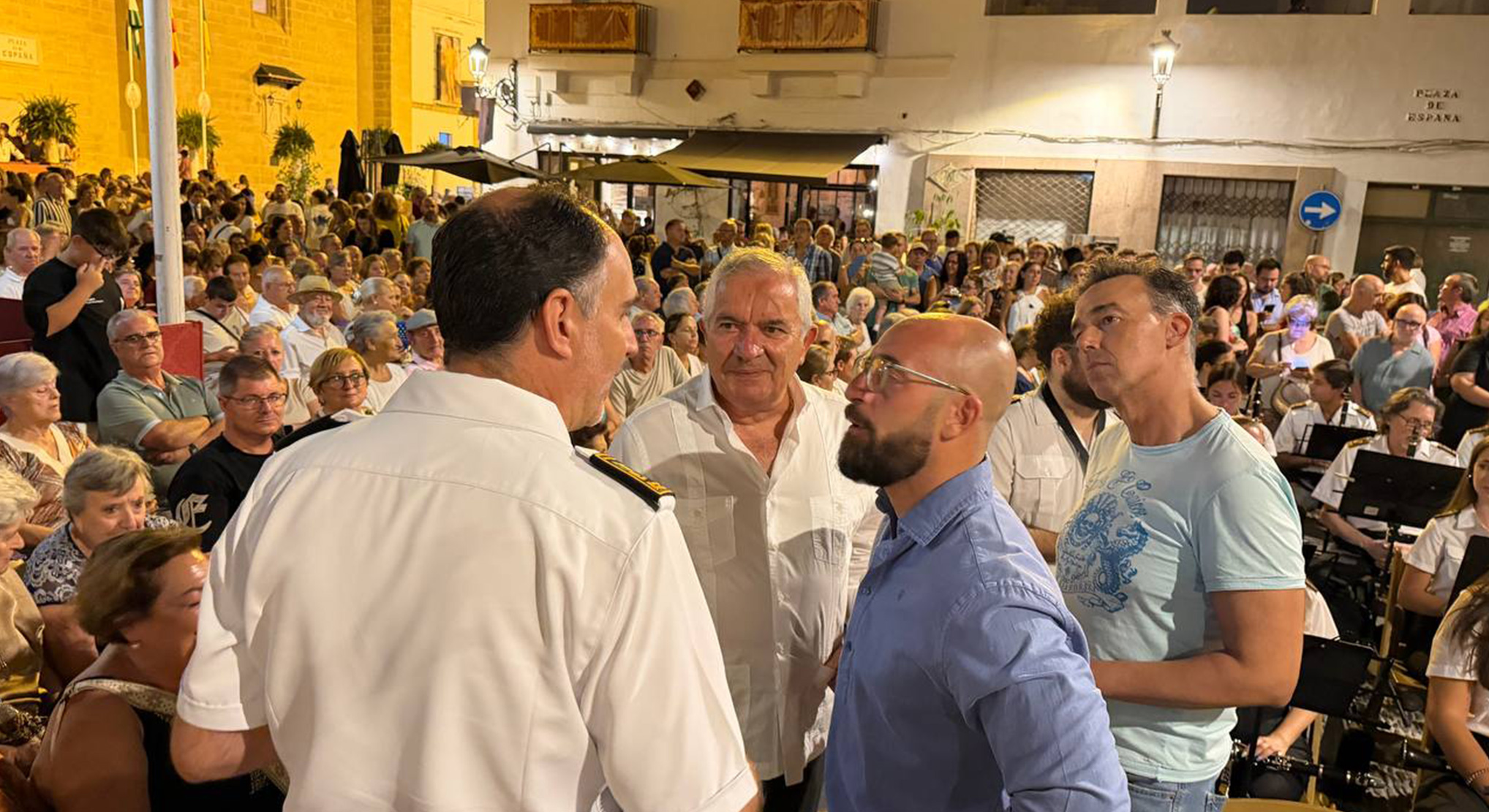 Una multitudinaria Velada de las Vísperas de la Patrona llena de ambiente y familias las calles de El Puerto