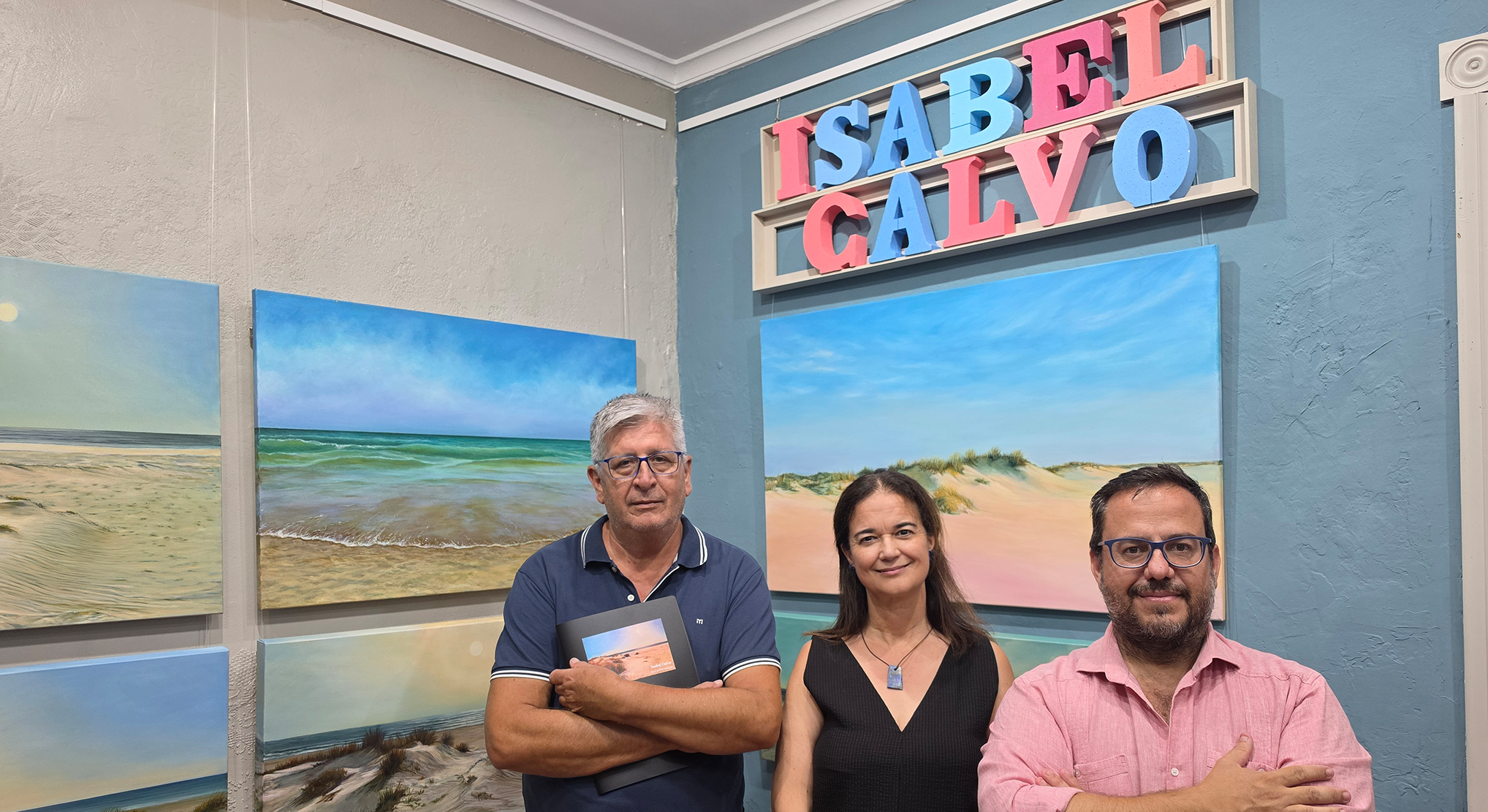 Enrique Iglesias visita la exposición de Isabel Calvo, una mirada pictórica a los paisajes portuenses