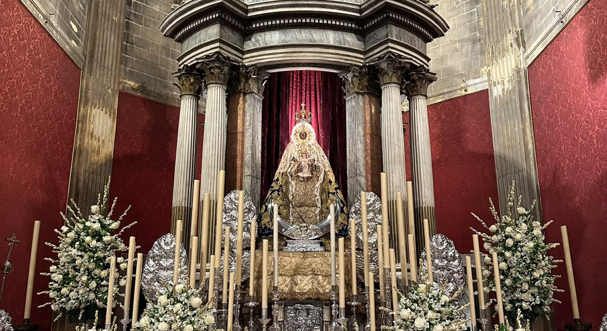 La Concejalía de Fiestas refuerza el exorno floral de la Virgen de los Milagros durante la Octava